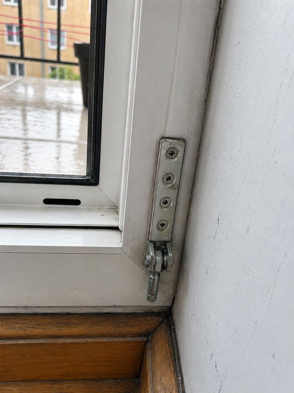 Czyszczenie i regulacja zawiasów okiennych